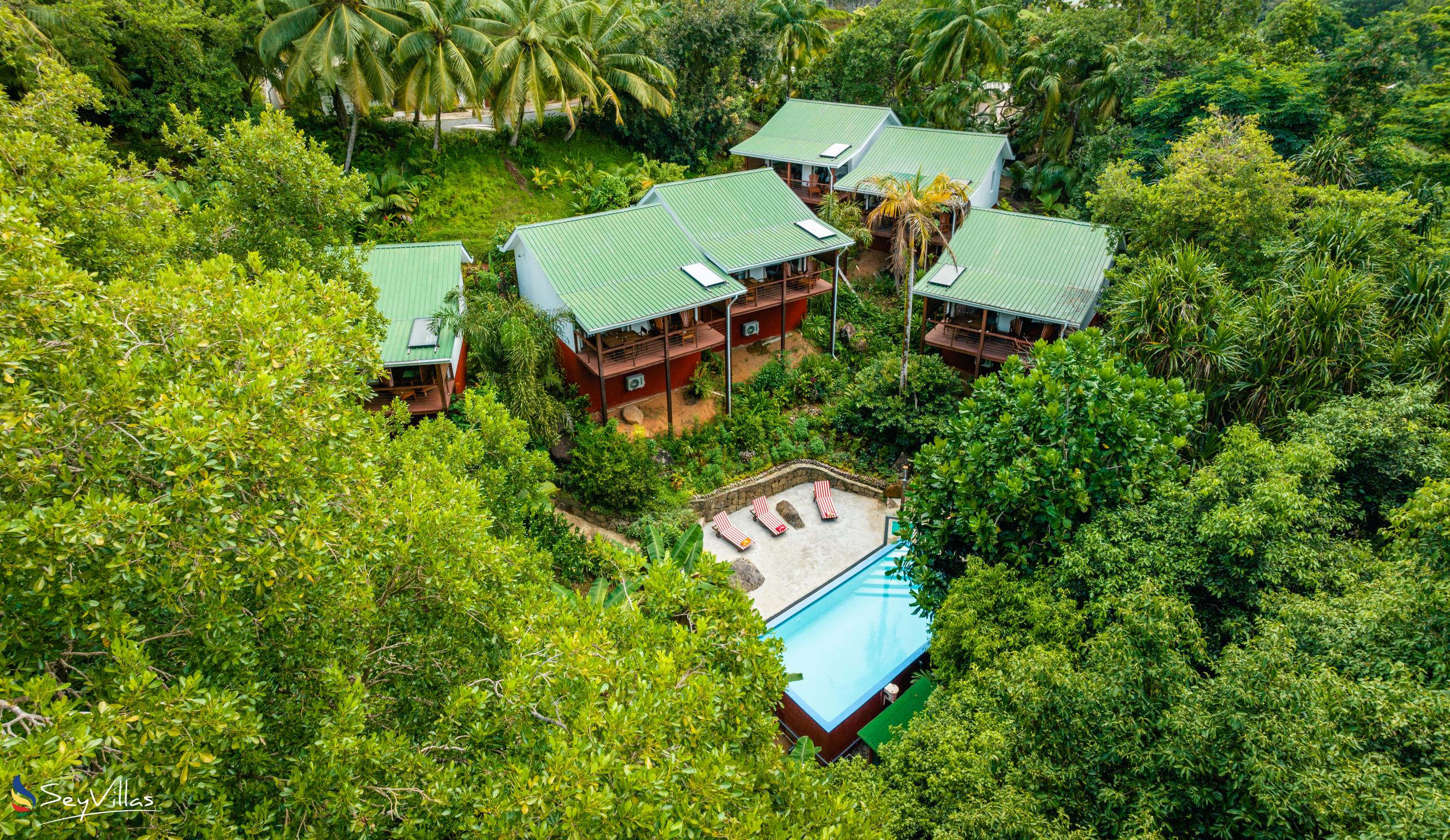 Photo 1: Cashew Nut Grove Chalets - Outdoor area - Mahé (Seychelles)