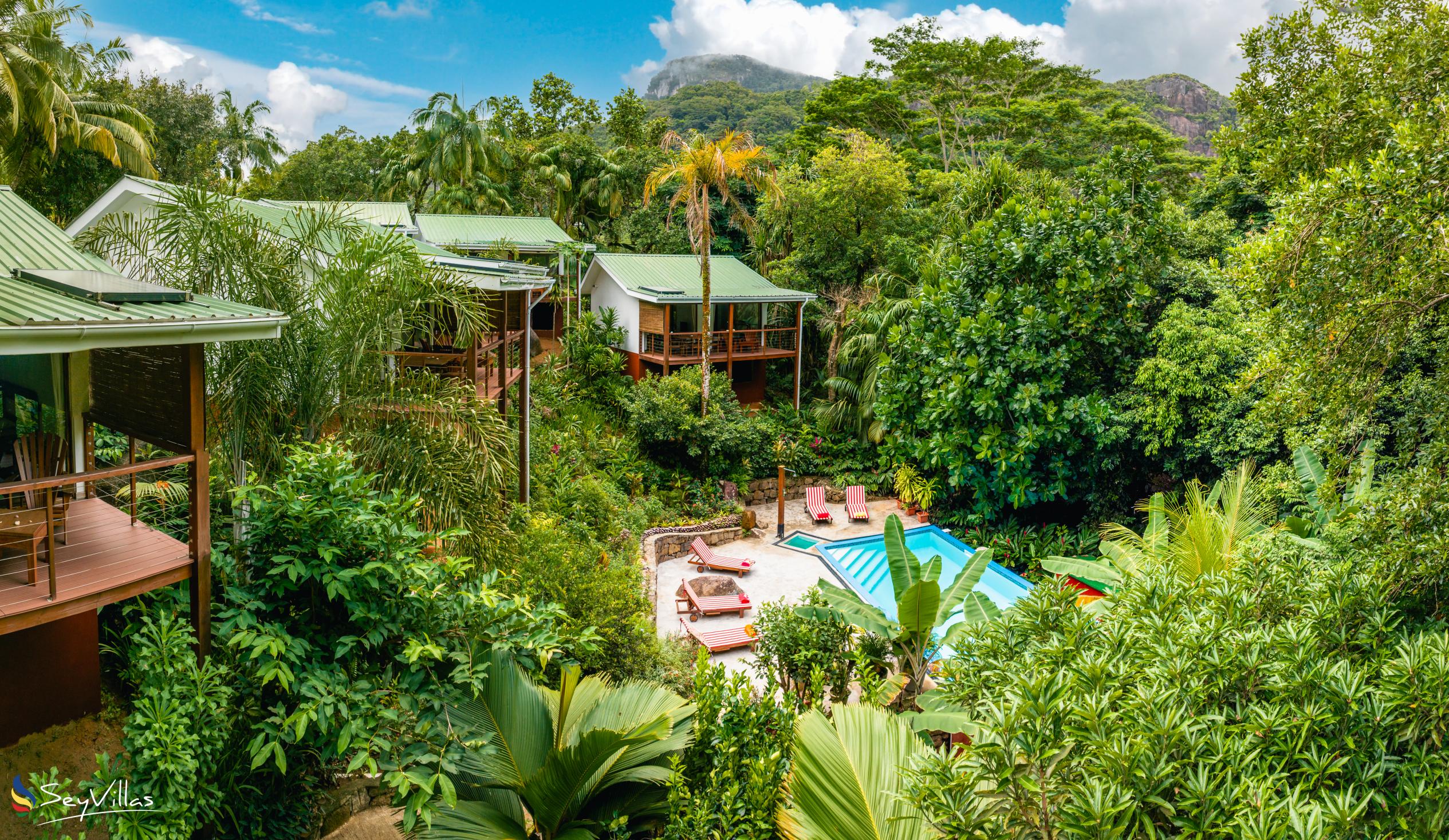 Photo 3: Cashew Nut Grove Chalets - Outdoor area - Mahé (Seychelles)