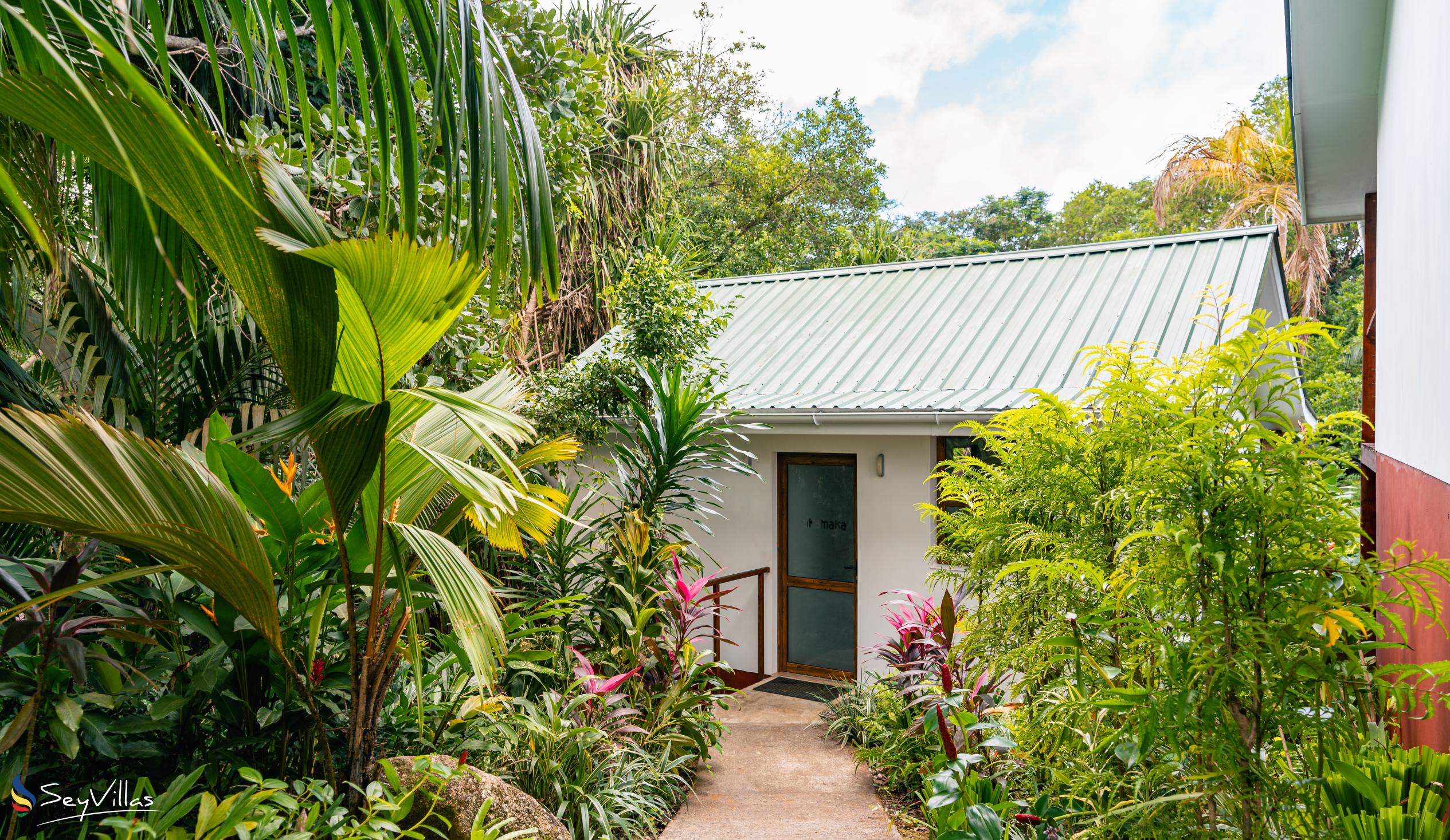 Photo 10: Cashew Nut Grove Chalets - Outdoor area - Mahé (Seychelles)