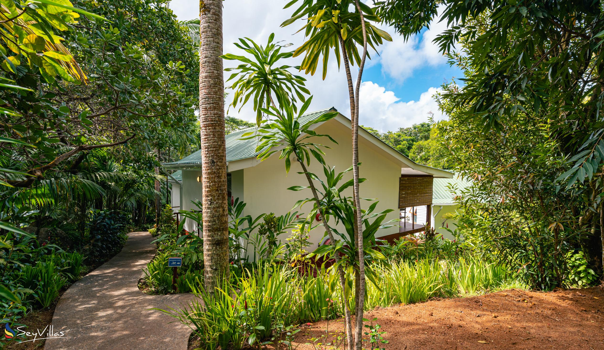 Photo 9: Cashew Nut Grove Chalets - Outdoor area - Mahé (Seychelles)