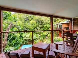 Chalet avec vue sur la piscine