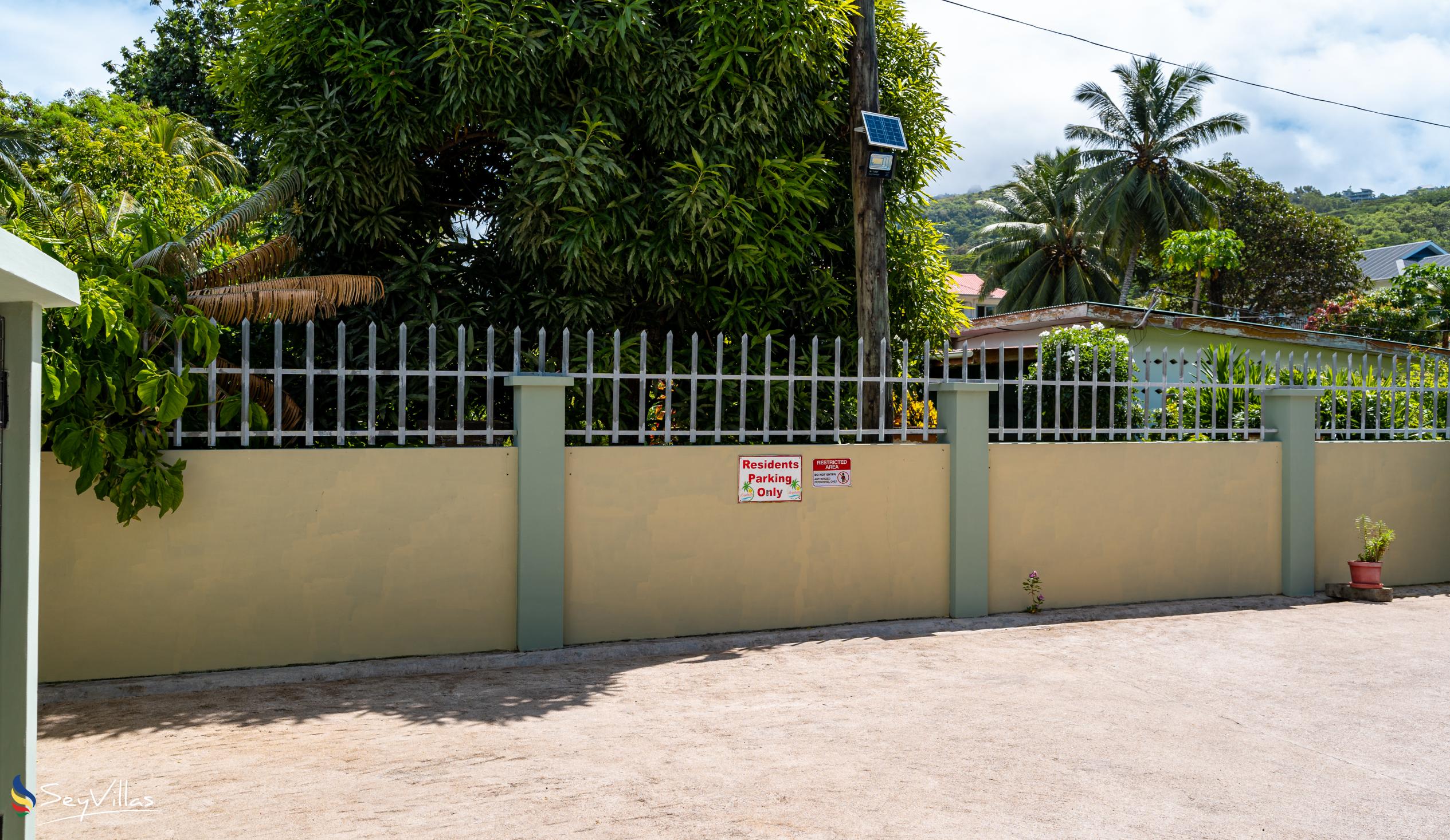 Photo 8: Royale Self Catering Apartments - Outdoor area - Mahé (Seychelles)