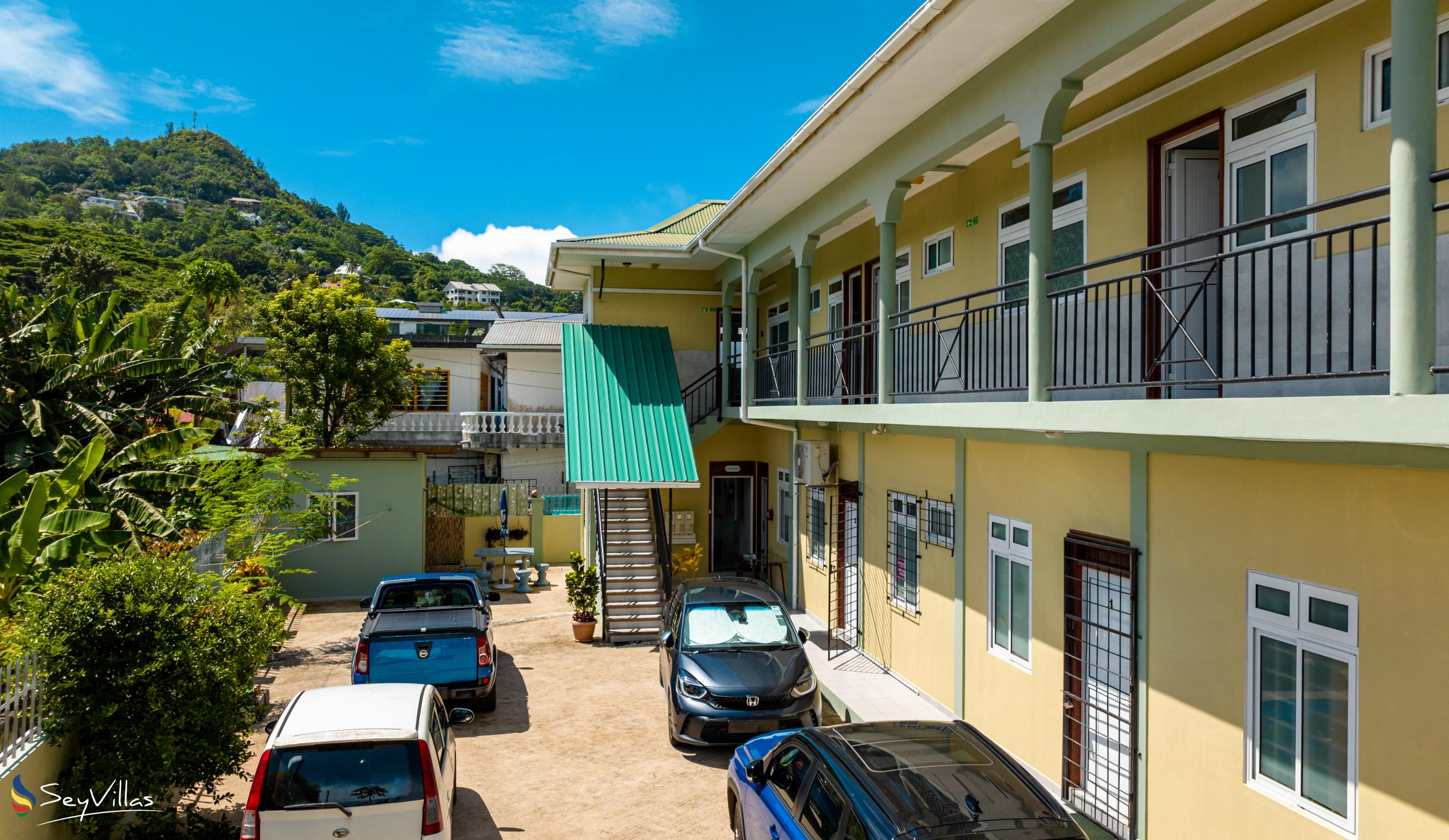 Foto 12: Royale Self Catering Apartments - Aussenbereich - Mahé (Seychellen)