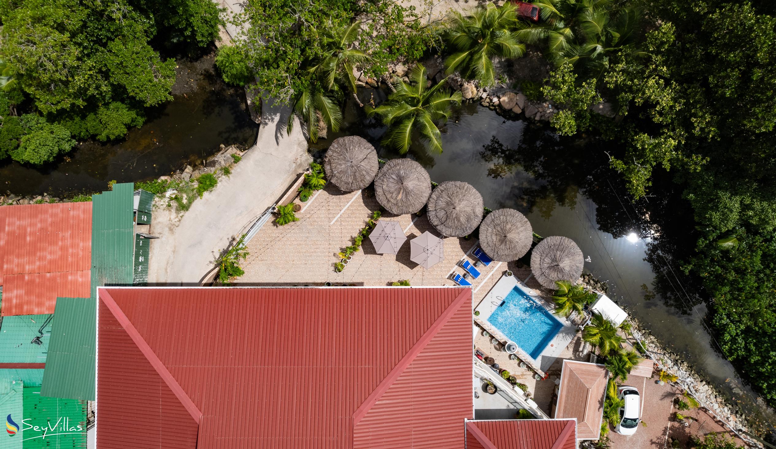 Photo 6: Bijoutier Apartments - Outdoor area - Praslin (Seychelles)