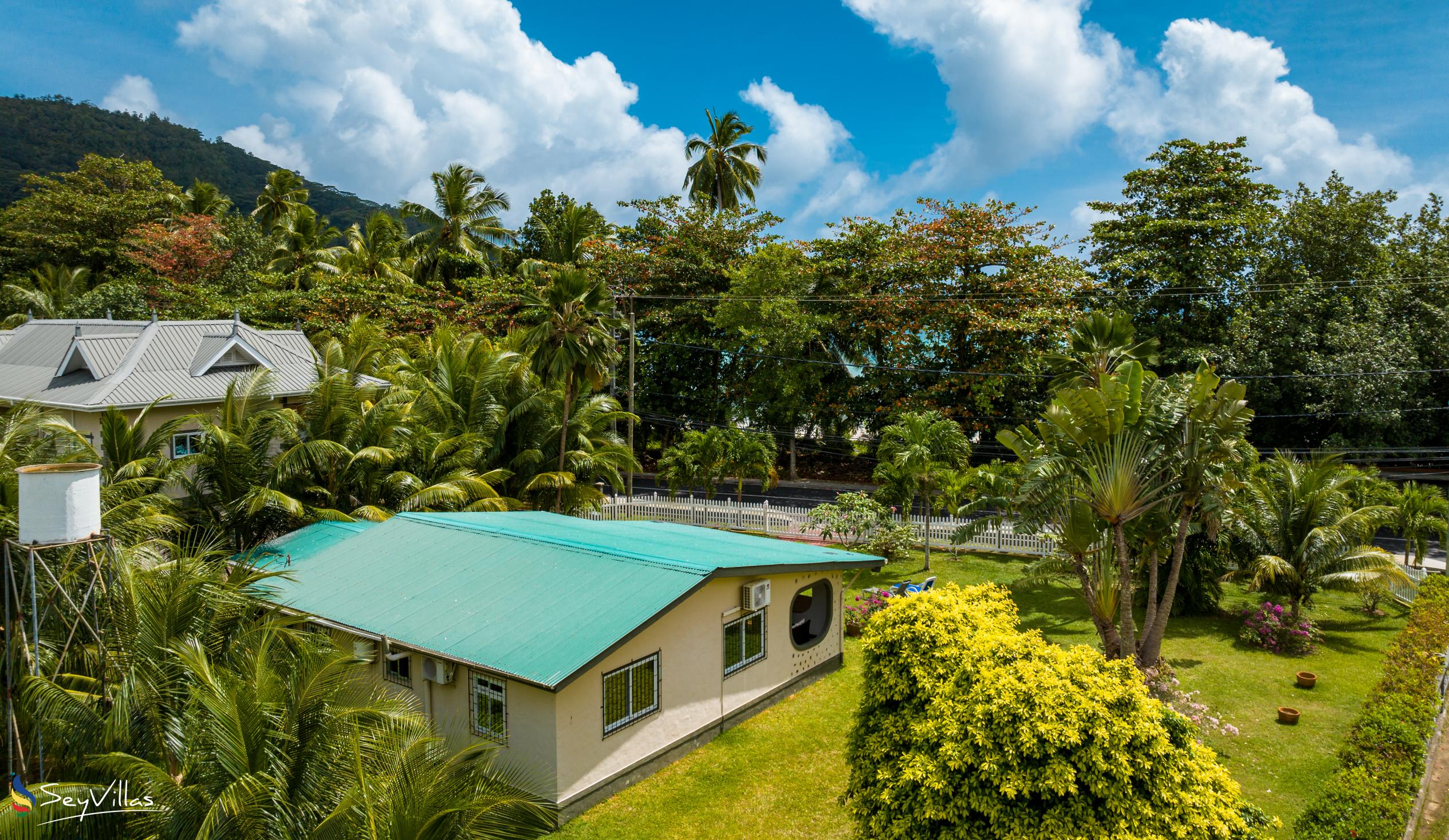 Foto 2: 88 Days Self Catering - Aussenbereich - Mahé (Seychellen)