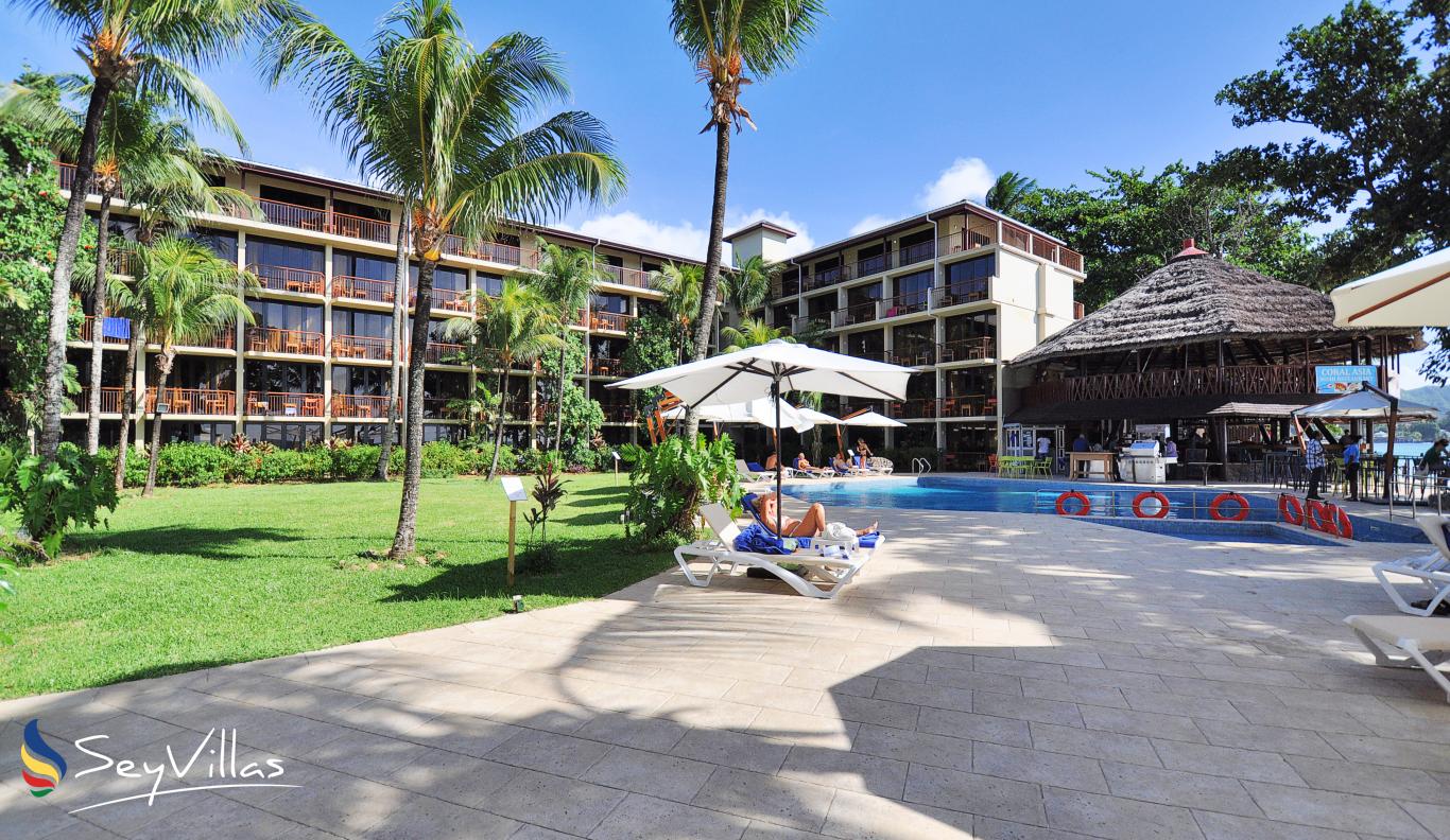 coral-strand-hotel-outdoor-area-mah-seychelles-photo-10